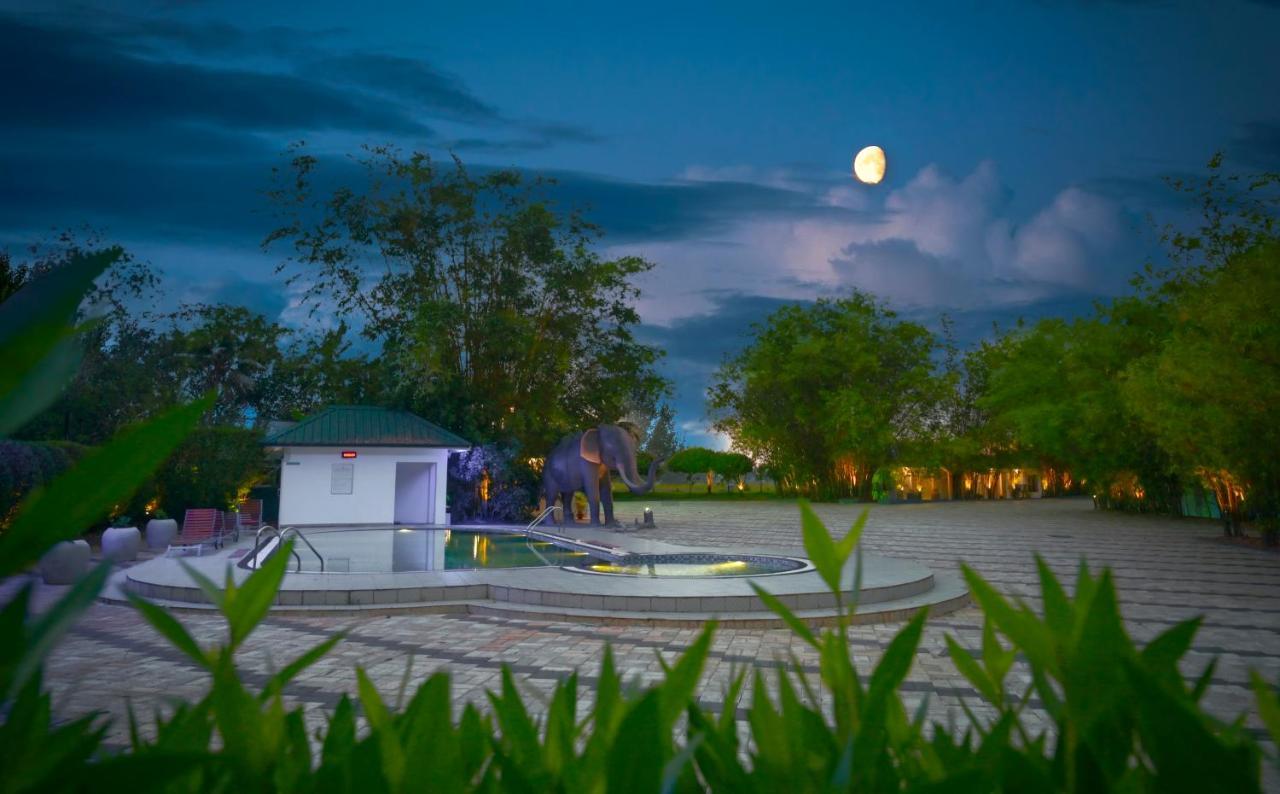Contour Backwaters Hotel Resort&Convention Centre Rāmankari Exterior foto